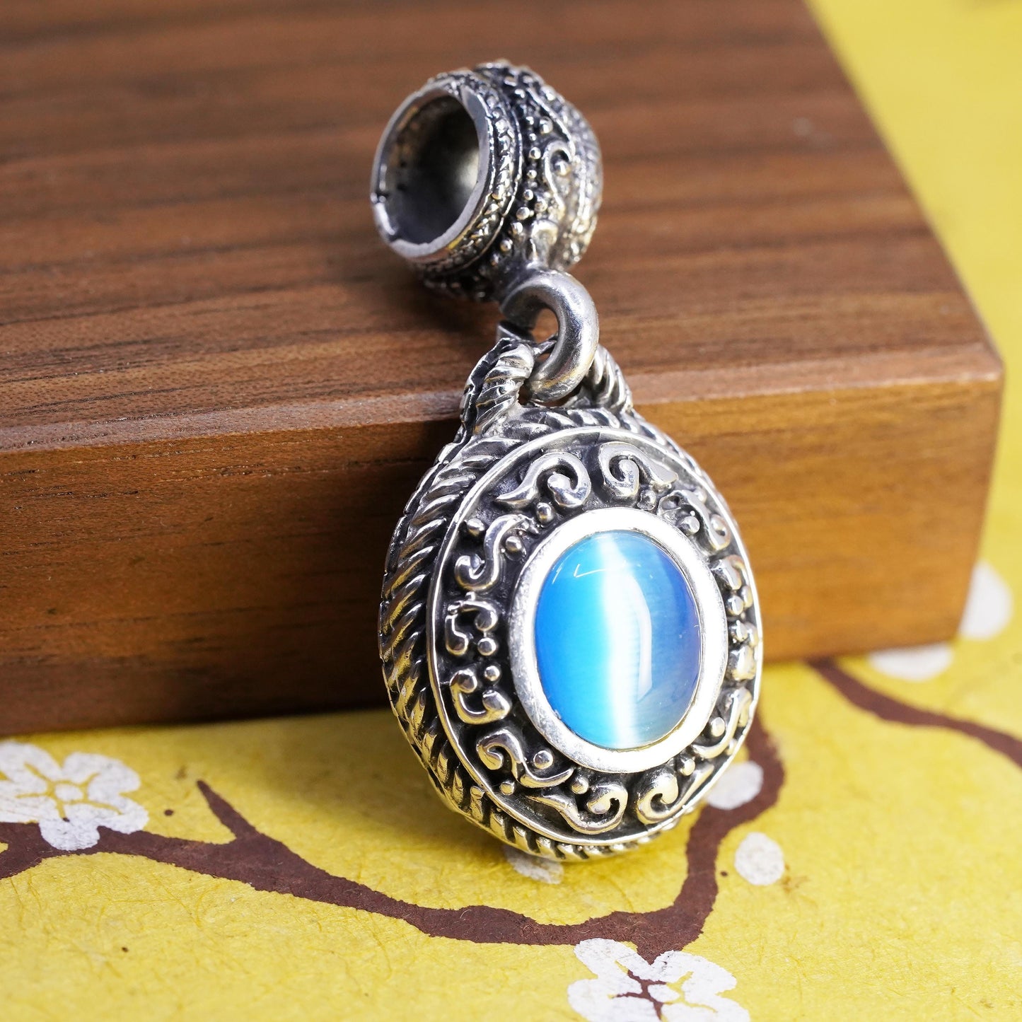 Vintage Mexican Sterling 925 silver textured pendant with oval blue cat’s eye