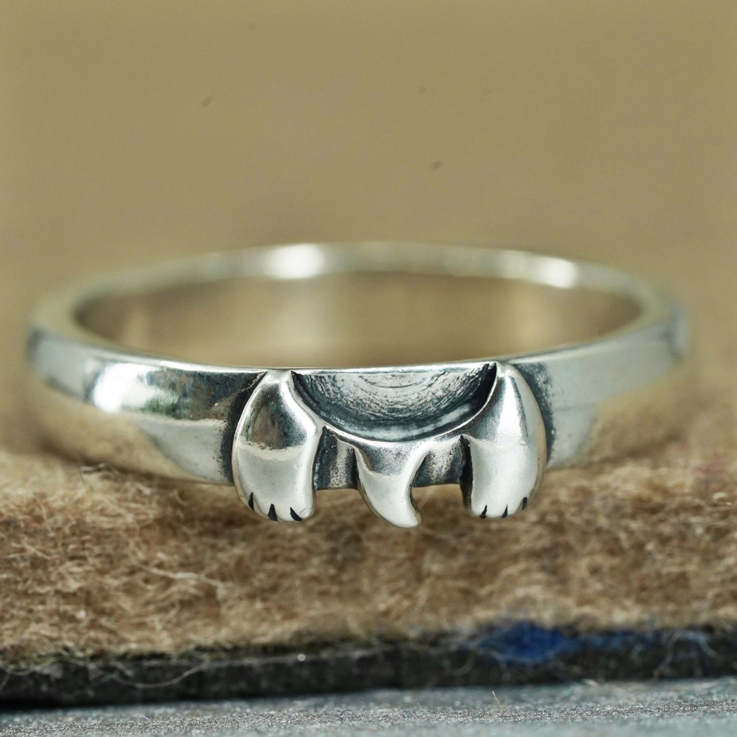 Size 8, vintage southwestern Sterling 925 silver wedding ring, band