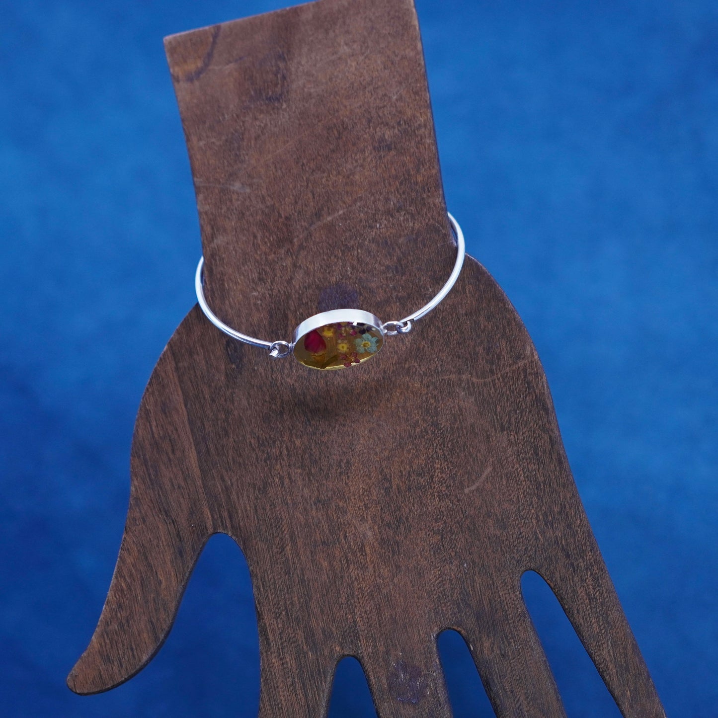 5.75”, Sterling silver handmade bracelet, 925 hinged bangle with resin flower