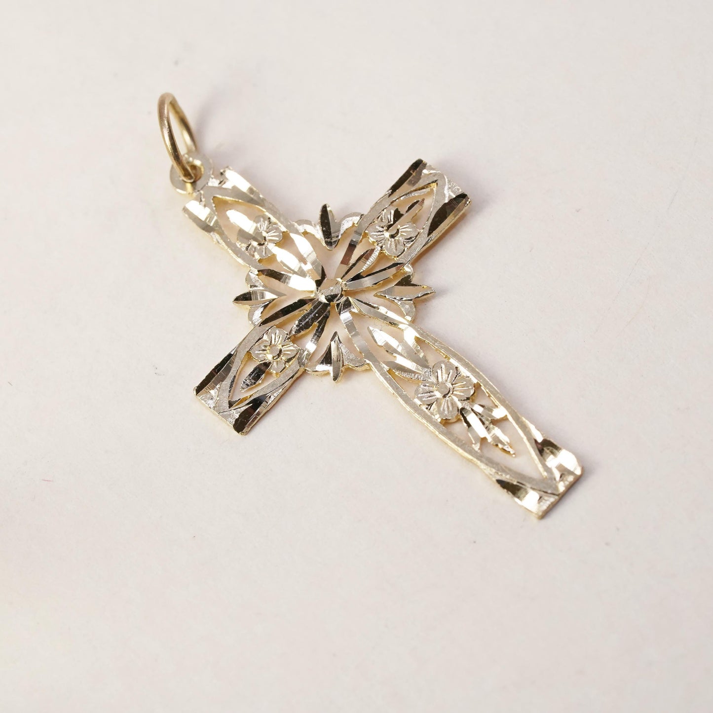 0.9g, Vintage 14K gold pendant, filigree yellow gold cross Pendant