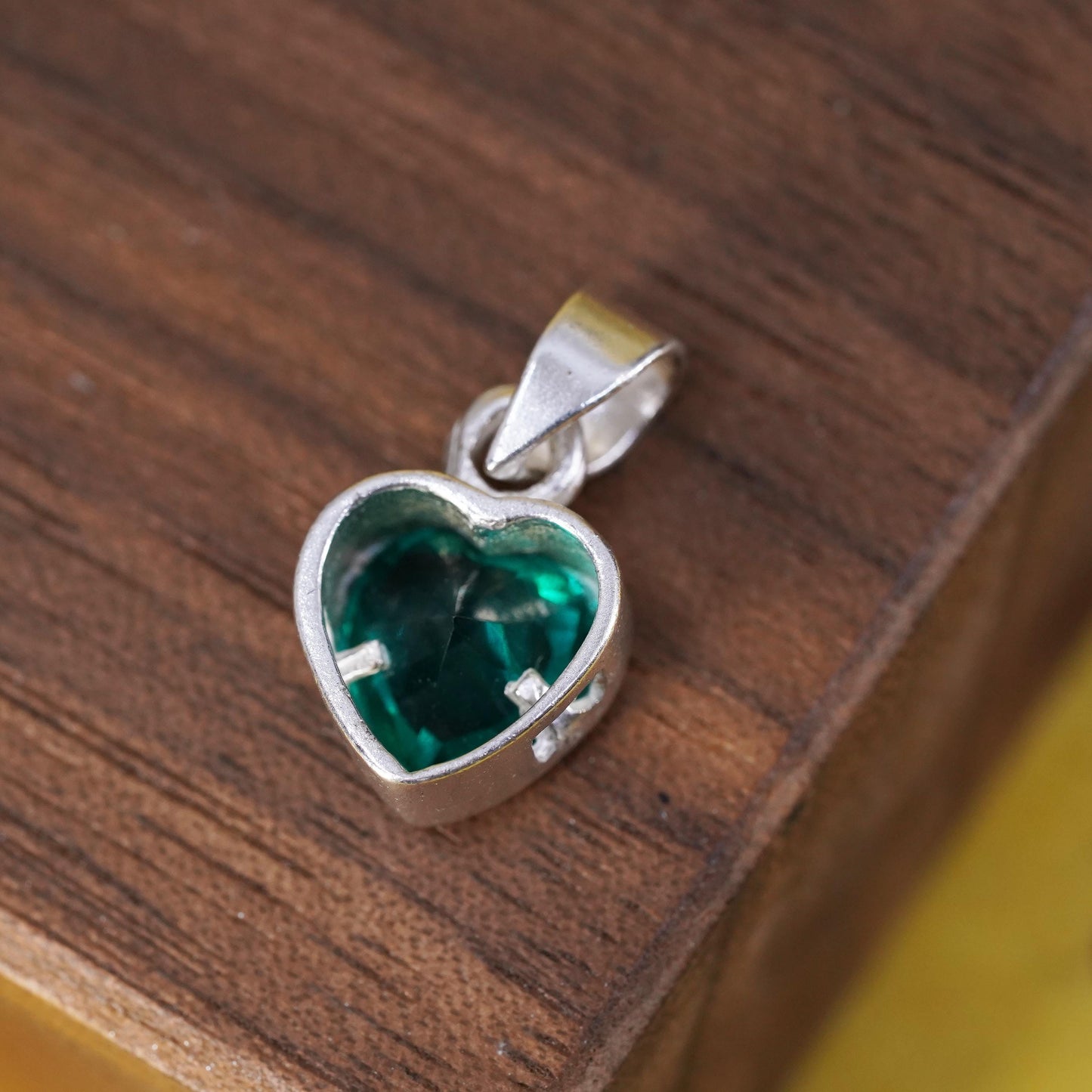 Sterling silver flower pendant, Mexico 925 heart with emerald colored crystal
