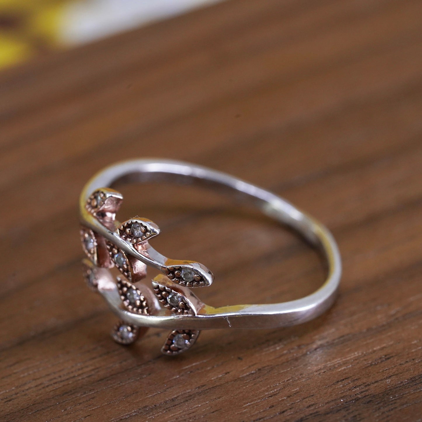 Size adjustable, VTG two tone Sterling 925 silver ring, band with leaves and cz