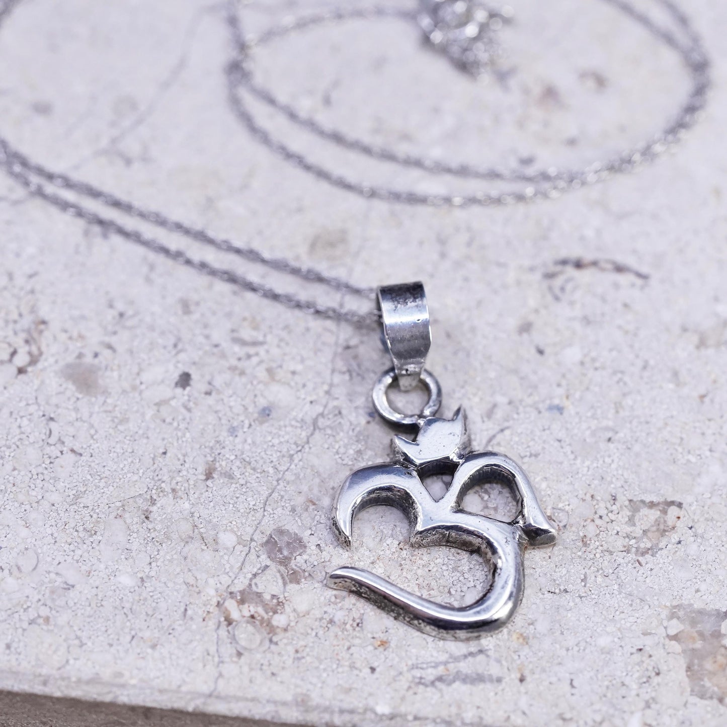 18”, Vintage sterling 925 silver Singapore chain necklace Om Aum symbol pendant