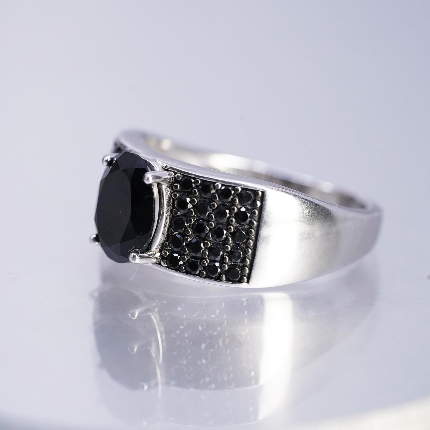 Size 9, vintage Sterling 925 silver handmade oval ring w/ cluster black spinels