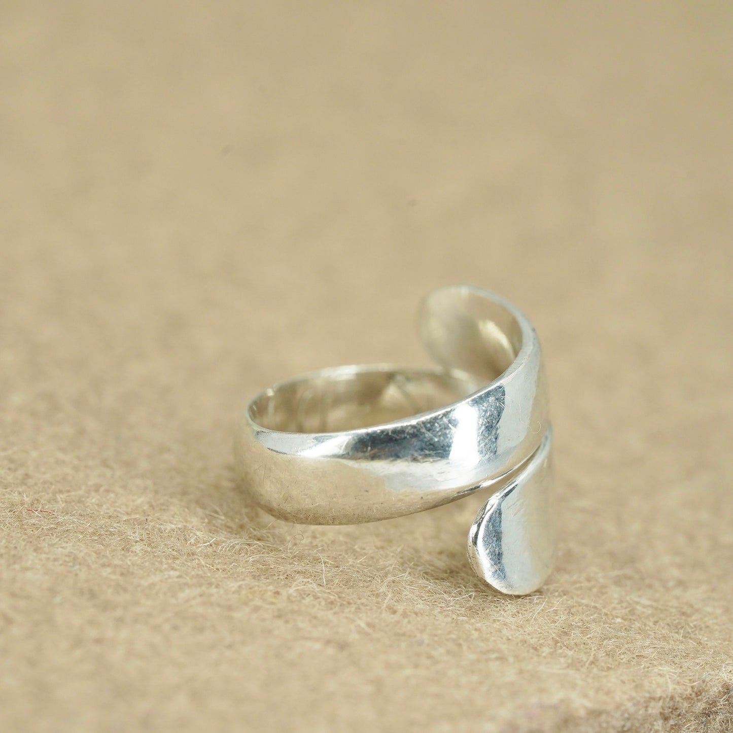 Size 6, vintage southwestern Sterling 925 silver ring, wrap band