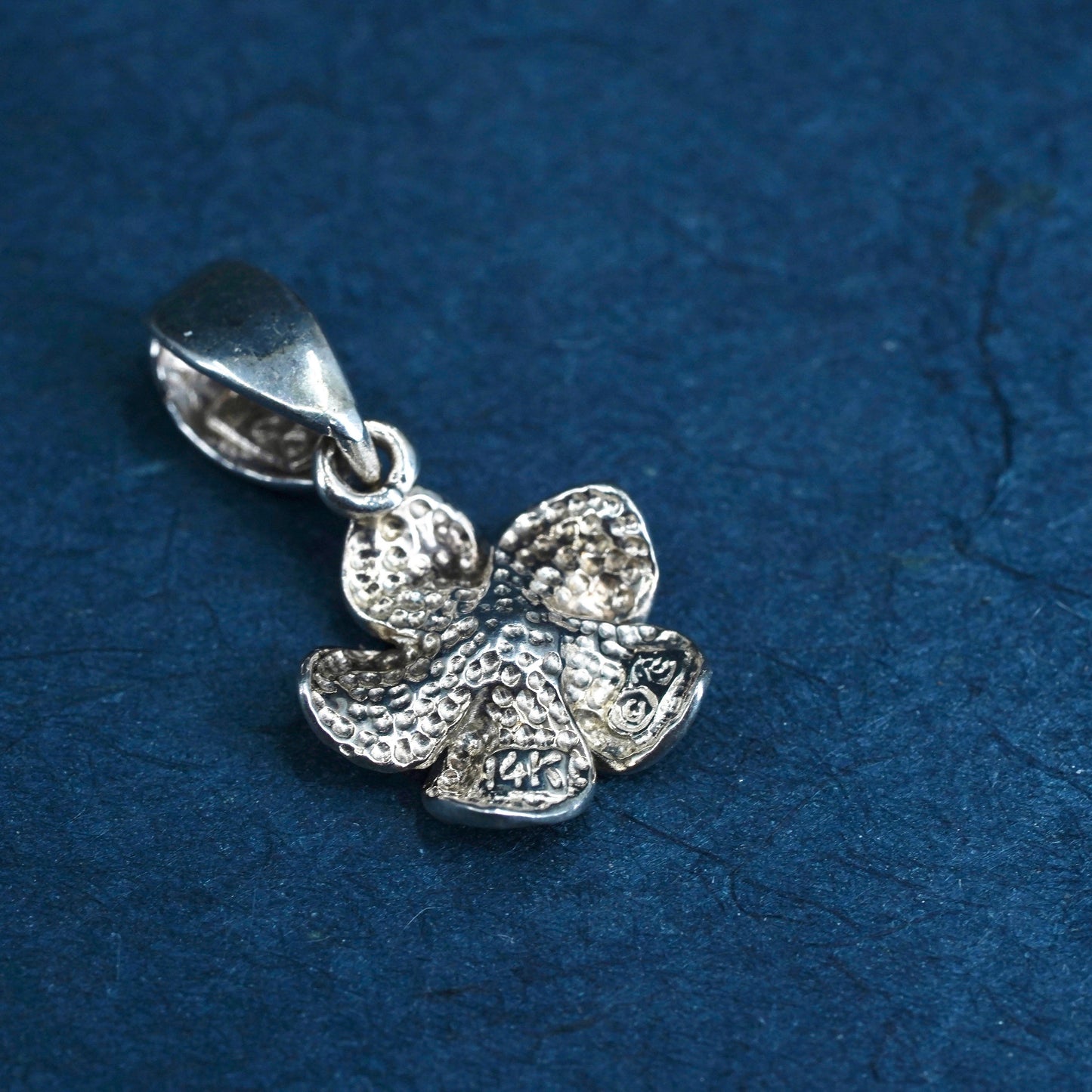 0.8g, vintage soild 14K white Gold plumeria flower pendant
