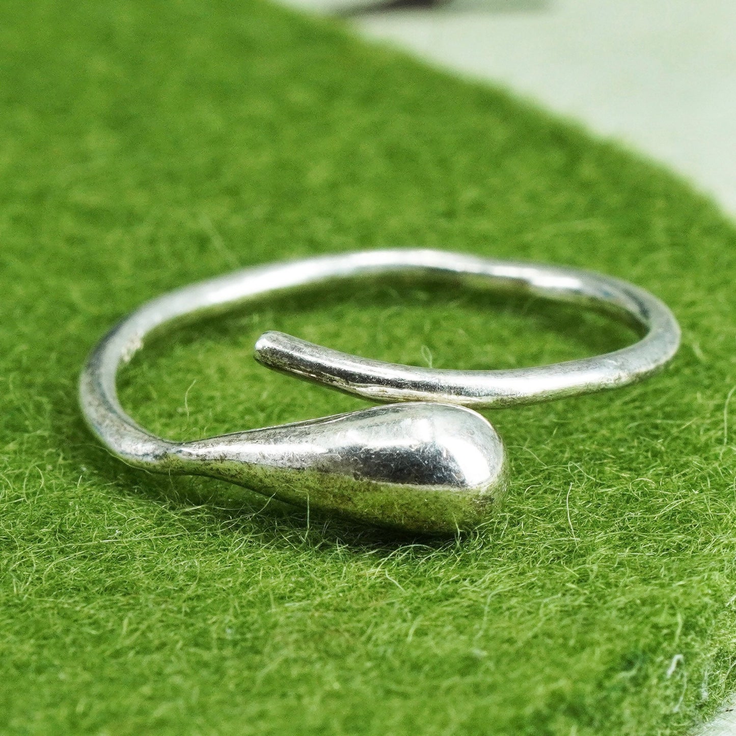 Size 7.5, vtg Sterling silver handmade ring, stackable wrap 925 teardrop band