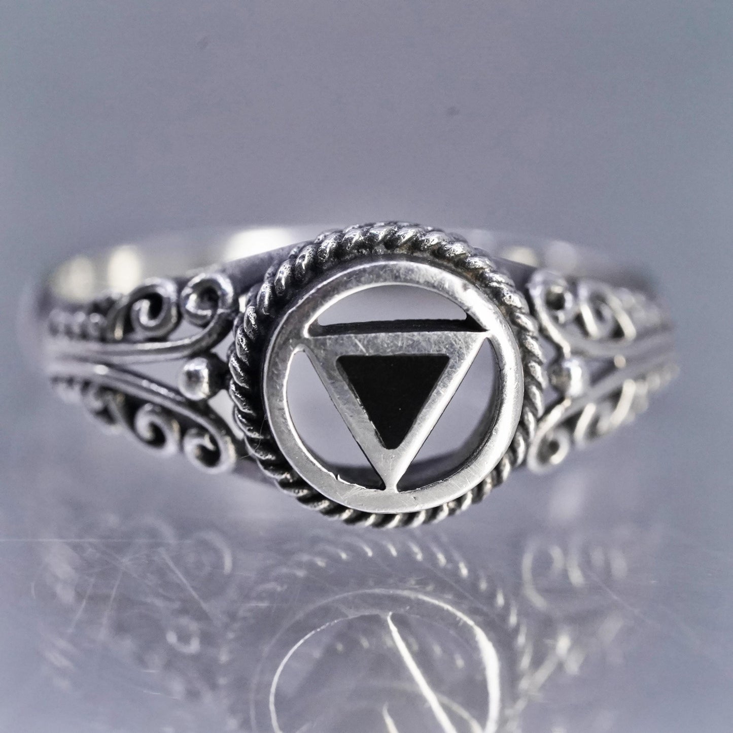 Size 7.25, VTG Sterling 925 silver handmade triangular ring w/ onyx inlay cable