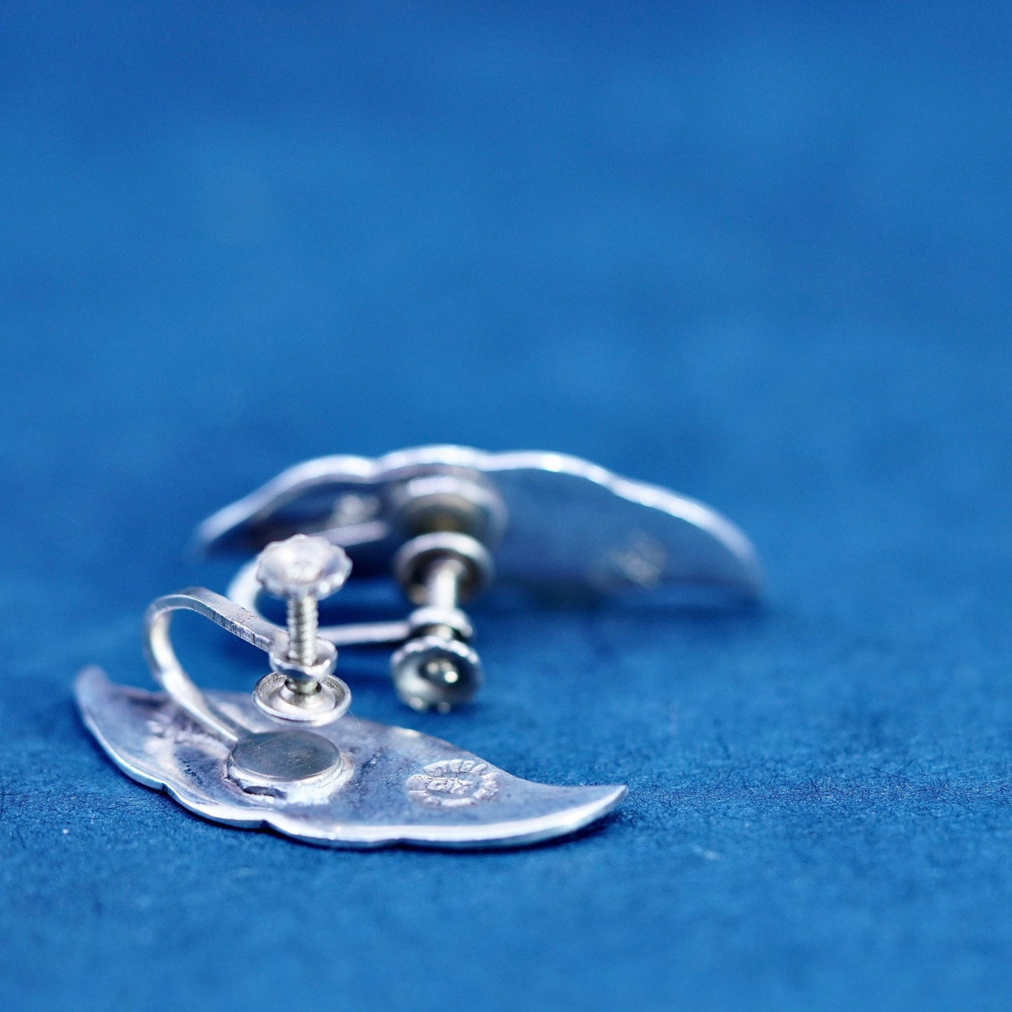 taxco Sterling 925 silver screw back leafy earrings with blue enamel inlay