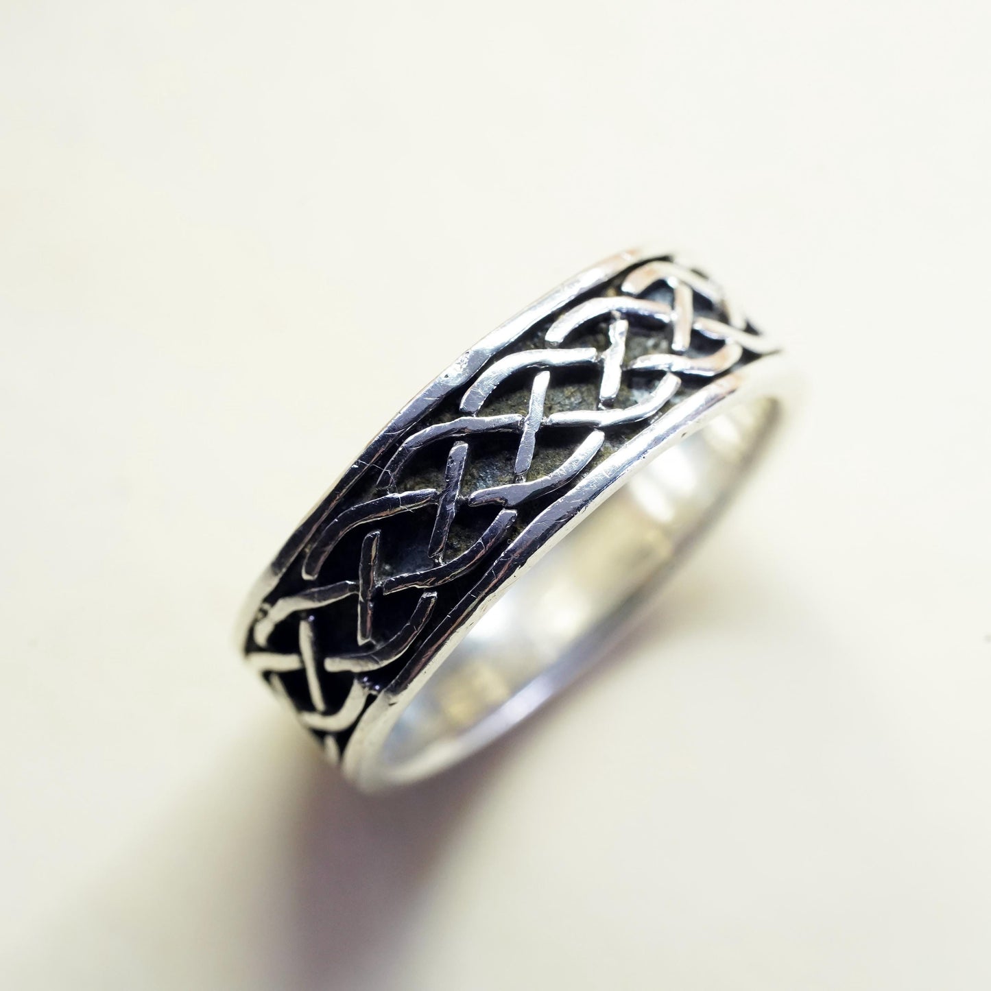 Size 8, VTG Irish Celtic knot relief sterling silver ring, 925 stackable band