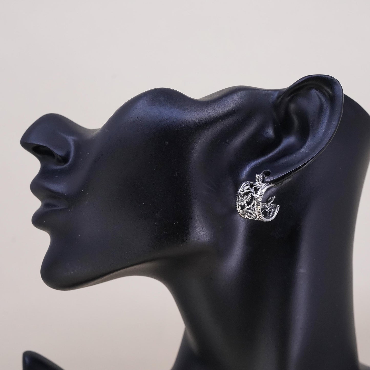 Vintage 925 Sterling Silver Filigree Open Hoop Huggie Post Single 1 earring