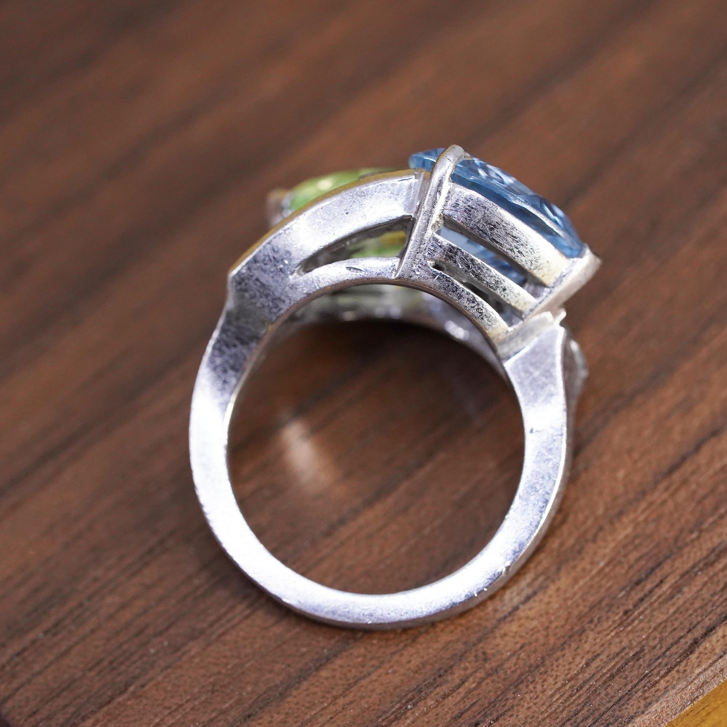 Size 7, vintage Sterling 925 silver statement ring with teardrop topaz peridot