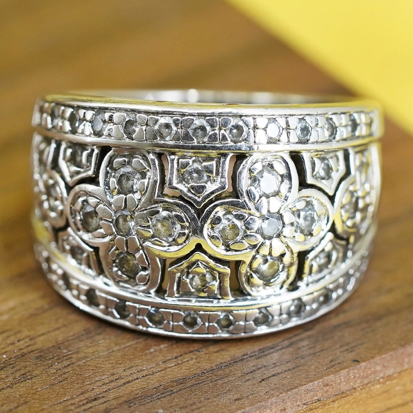 Size 7.75, vintage Sterling 925 silver clover band ring with cluster cz