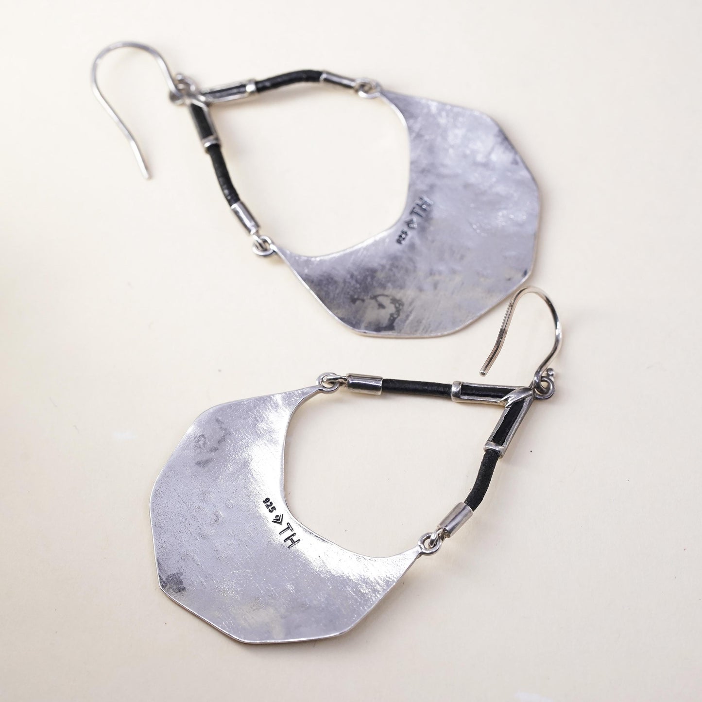 Silpada 925 Sterling Silver Badge Of Beauty Leather Textured Earrings W3140