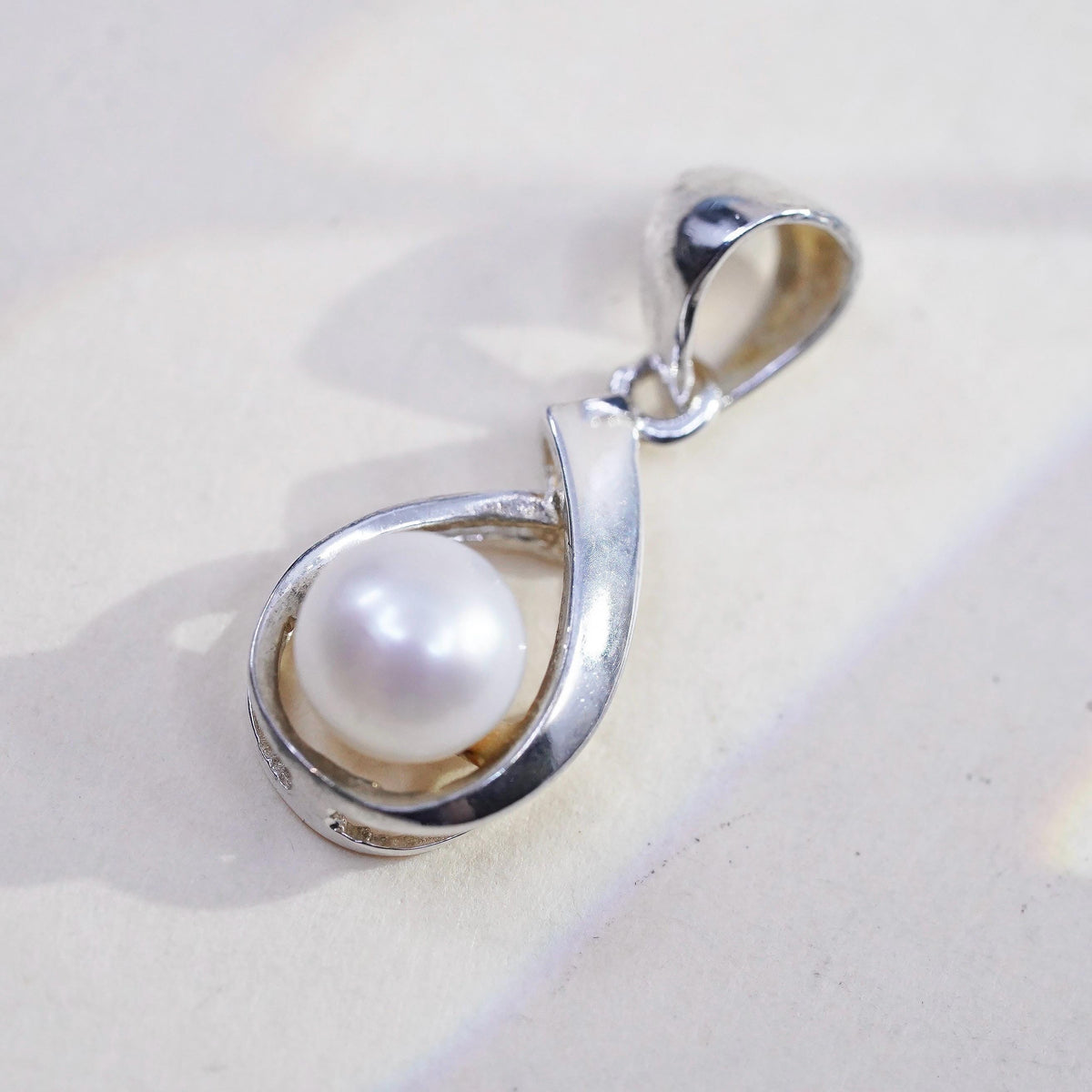 Vintage handmade sterling 925 silver teardrop pendant with freshwater pearl
