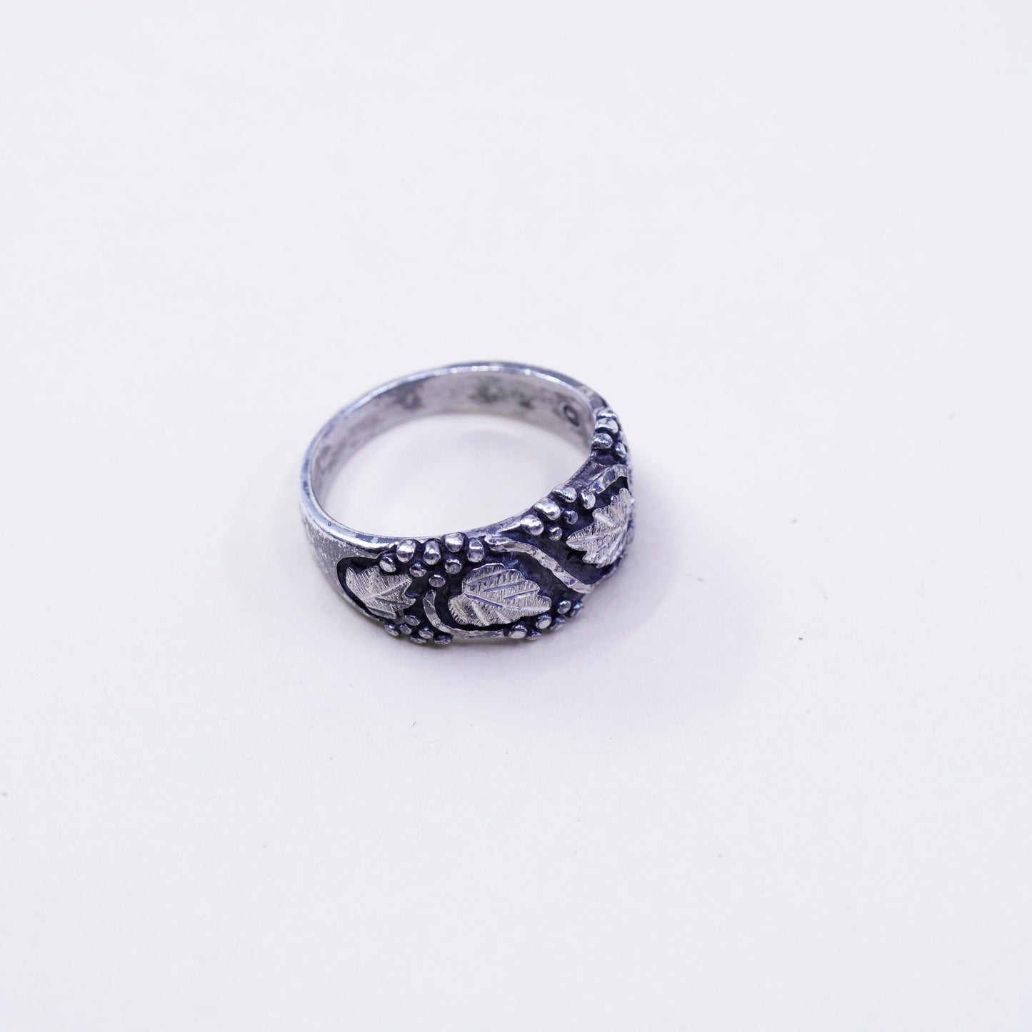 Size 7.25, Wheeler jewelry Sterling silver ring, 925 band w/ grape vine leaves