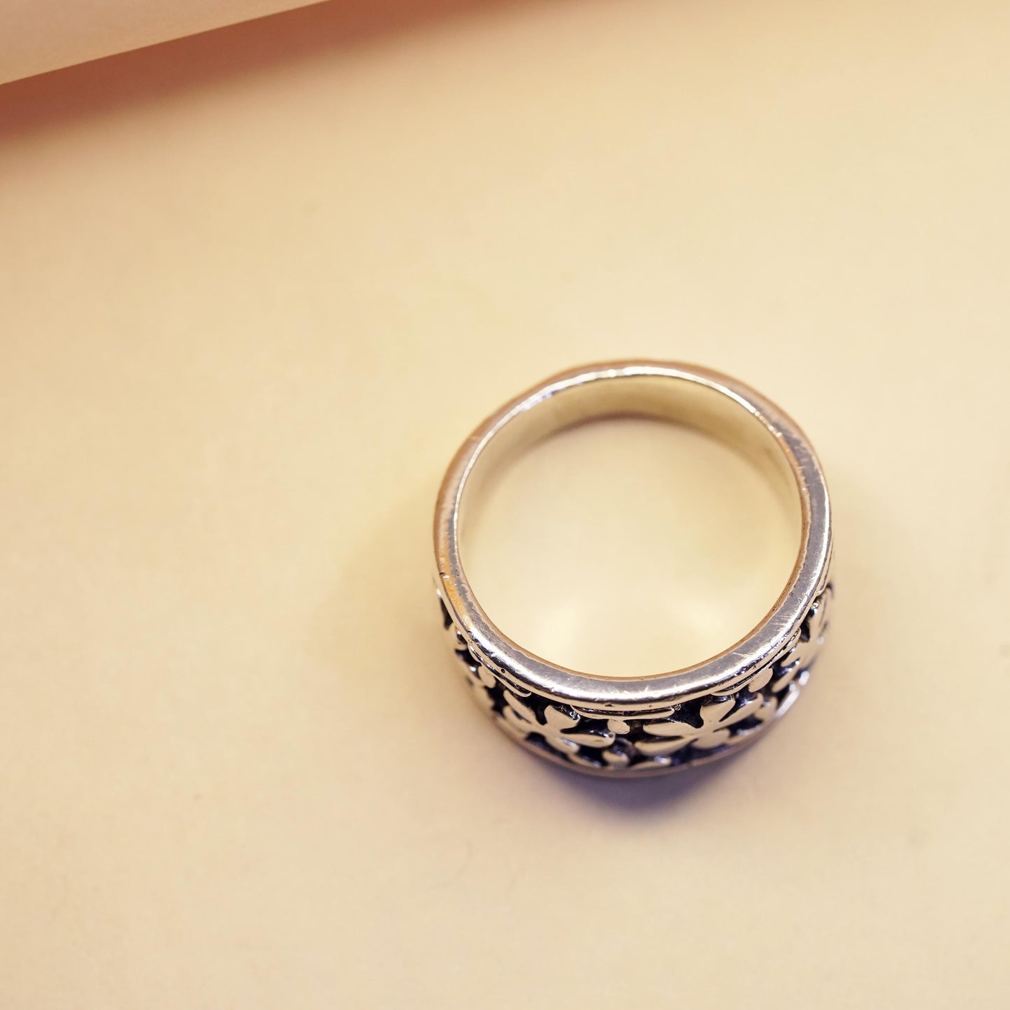 Size 9.25, vintage Sterling 925 silver handmade relief daisy flower ring band
