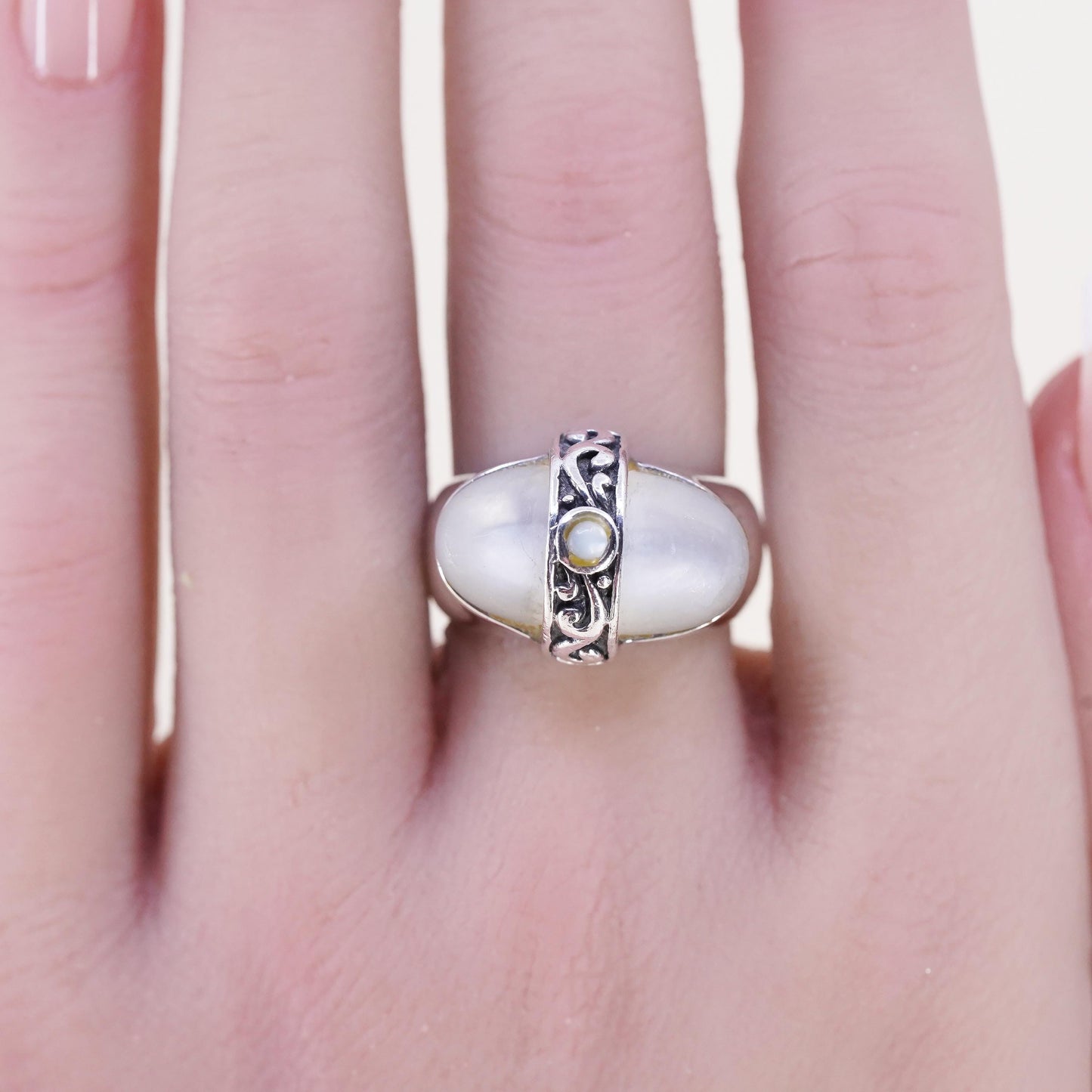 Size 6.75, Vintage southwestern sterling 925 silver ring oval mother of pearl