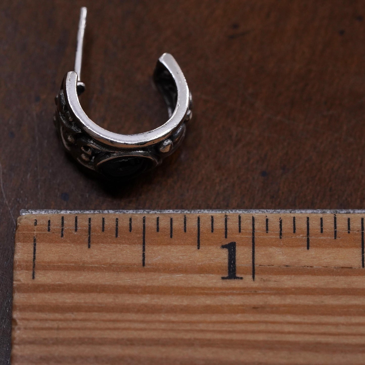 Vintage Mexican single 1 earring. filigree Sterling 925 silver huggie stud onyx