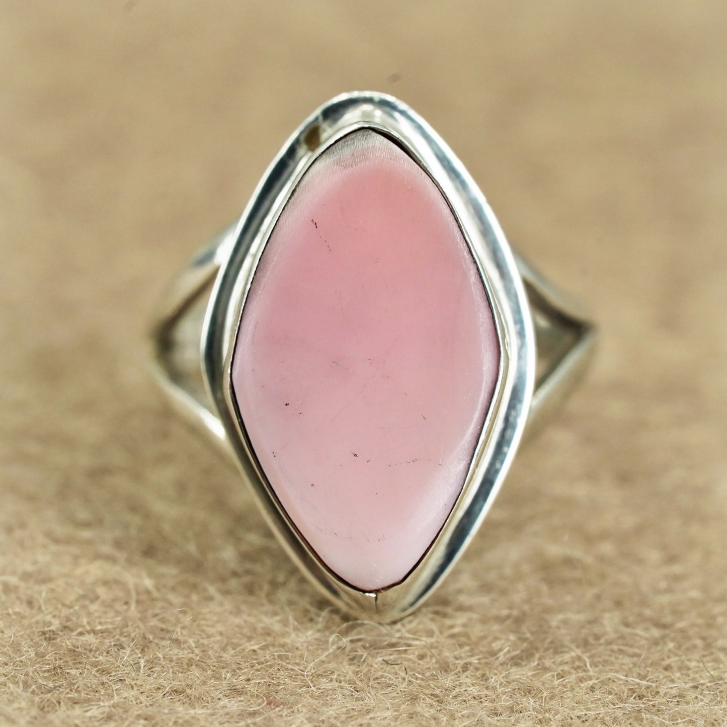 Size 4, vintage Sterling 925 silver statement band ring with circle pink shell