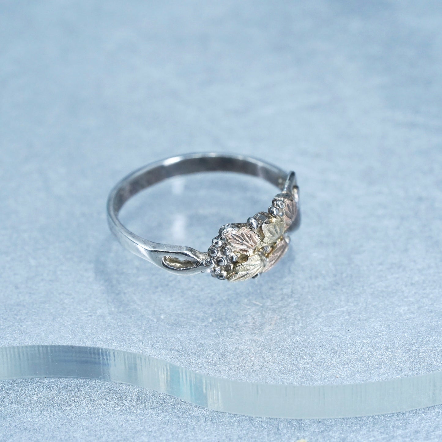 Size 8, VTG Black Hills CCO triple tone Sterling 925 silver ring w/ 10K leaves