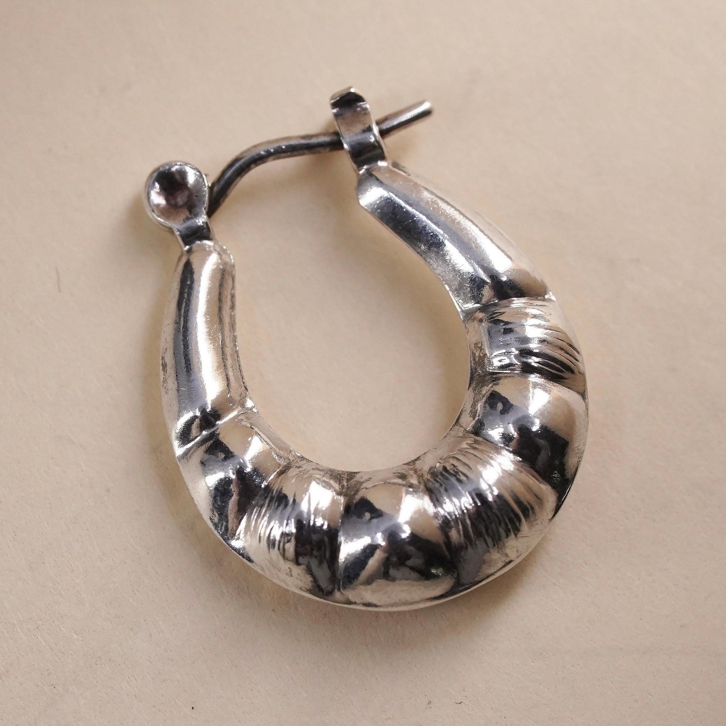 0.75", VTG sterling silver loop single earring, fashion ribbed primitive hoop