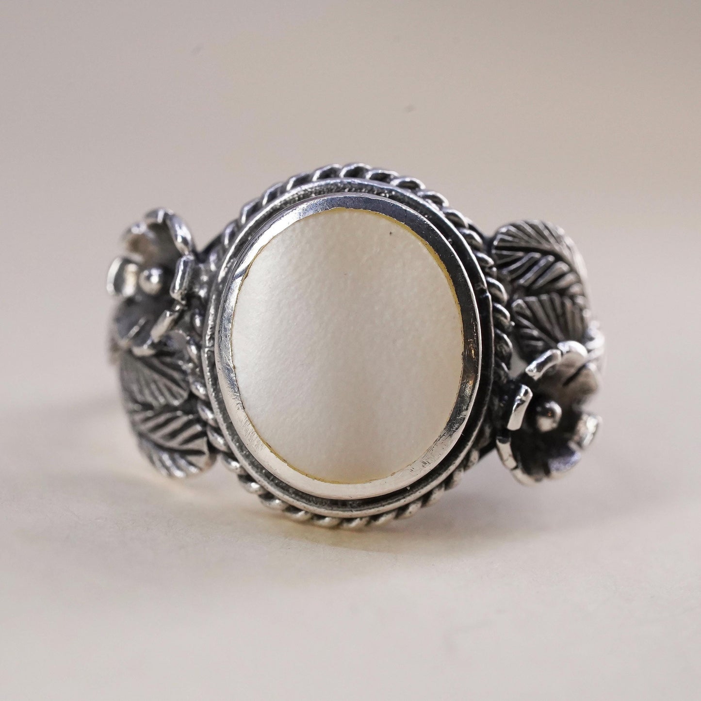 Size 7, southwestern sterling silver ring, 925 flower leaves mother of pearl