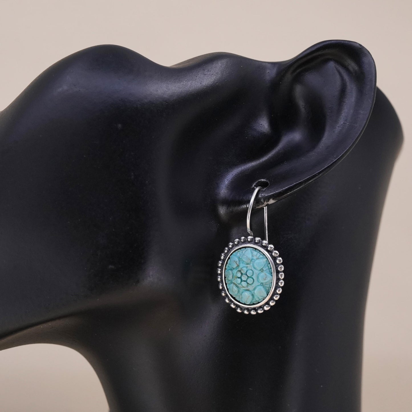 Vintage southwestern sterling 925 silver single earring with carved turquoise