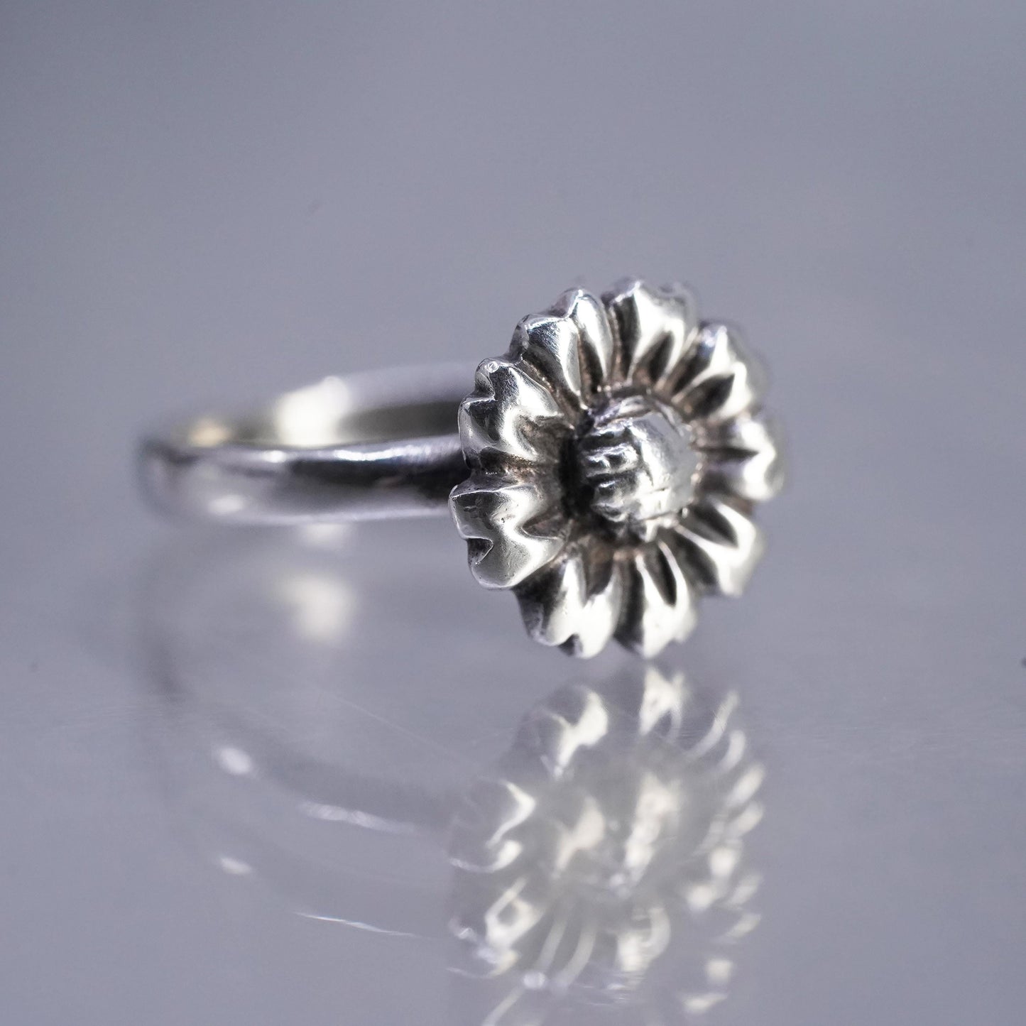 Size 2.5, vintage southwestern Sterling 925 silver ring, sunflower flower band