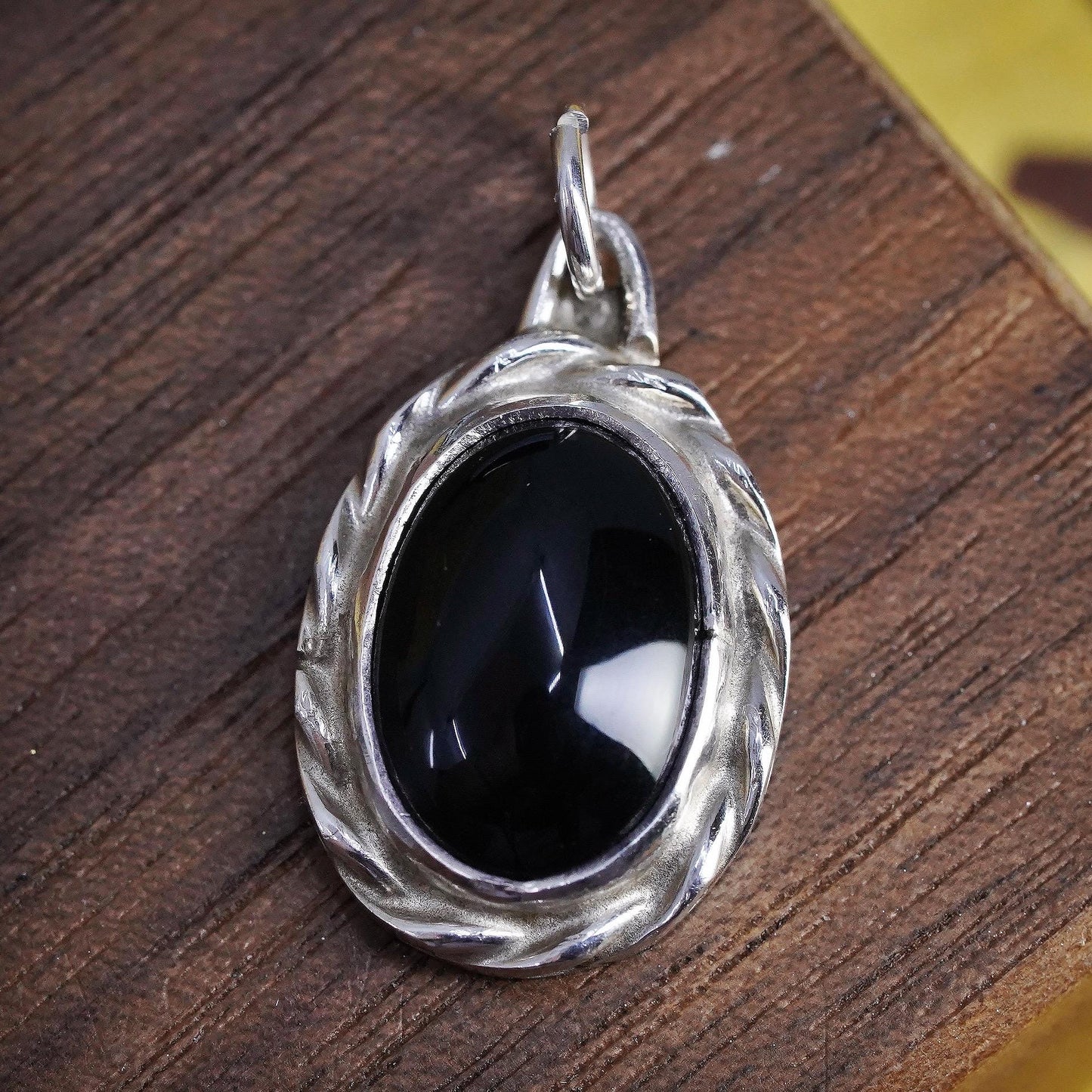 Vintage southwestern Sterling 925 silver handmade pendant with oval onyx cable