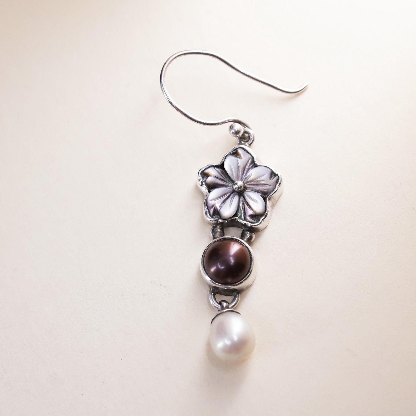 Vintage sterling 925 silver single earring with mother of pearl flower pearl