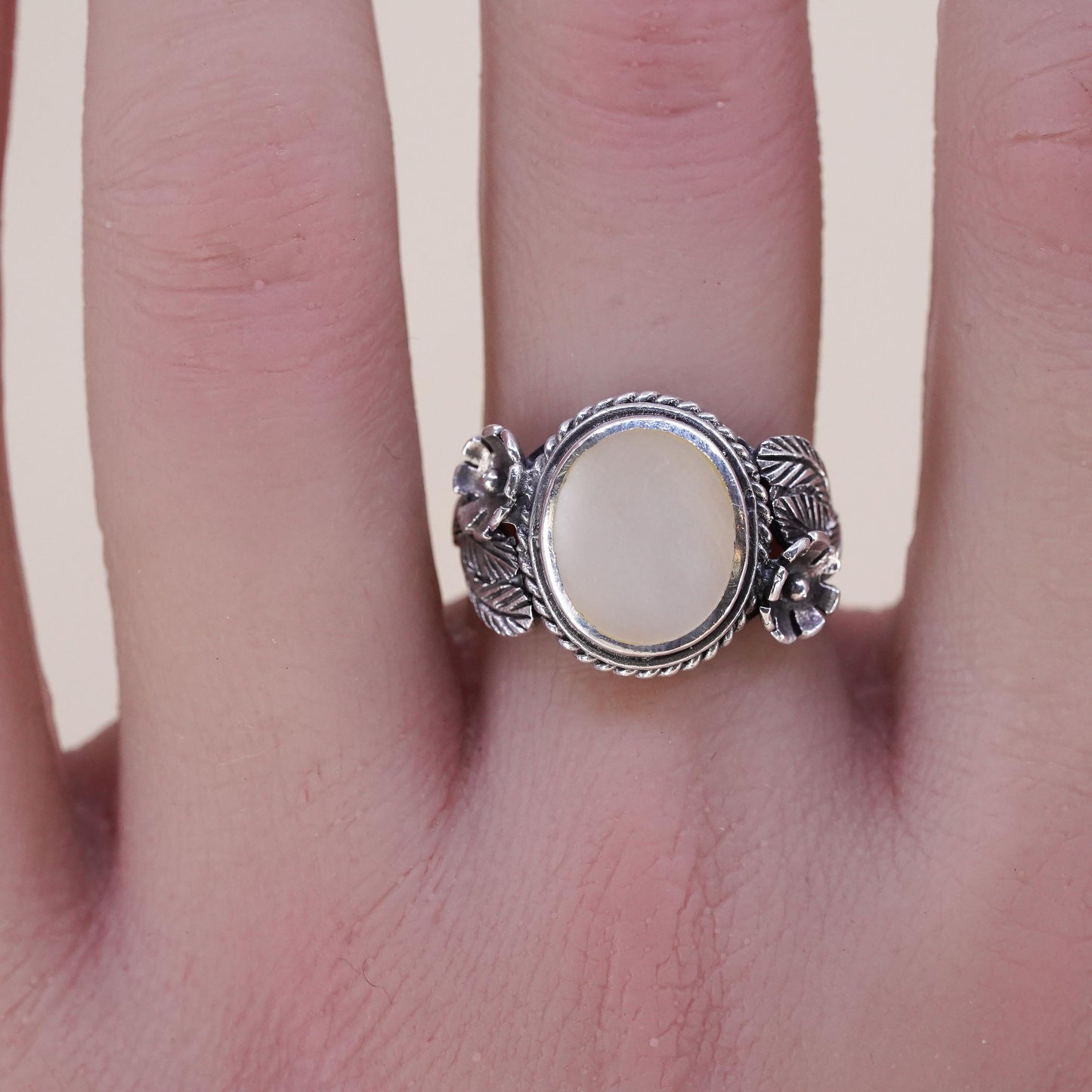 Size 7, southwestern sterling silver ring, 925 flower leaves mother of pearl