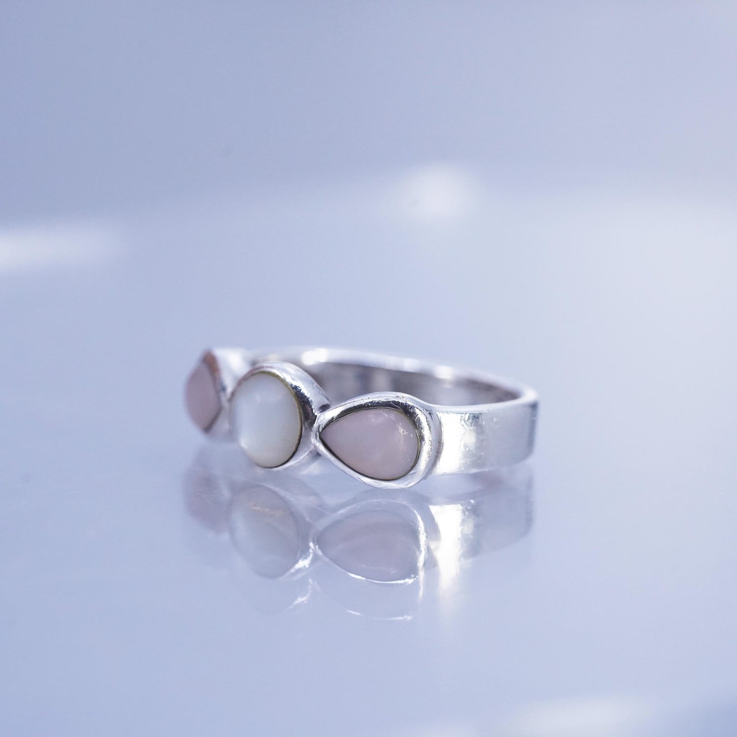 Size 4.5, Vintage southwestern Sterling 925 silver ring pink mother of pearl
