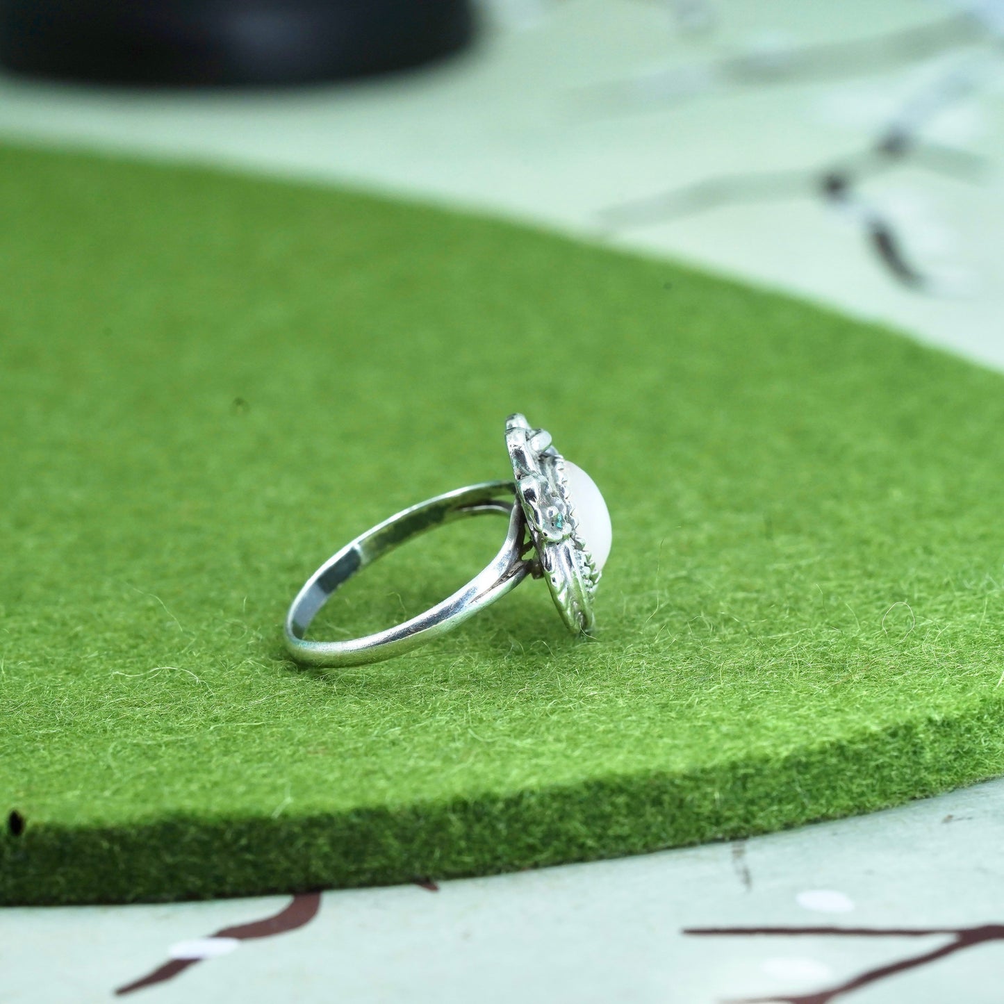 Size 6, southwestern sterling silver ring, 925 feather with mother of pearl
