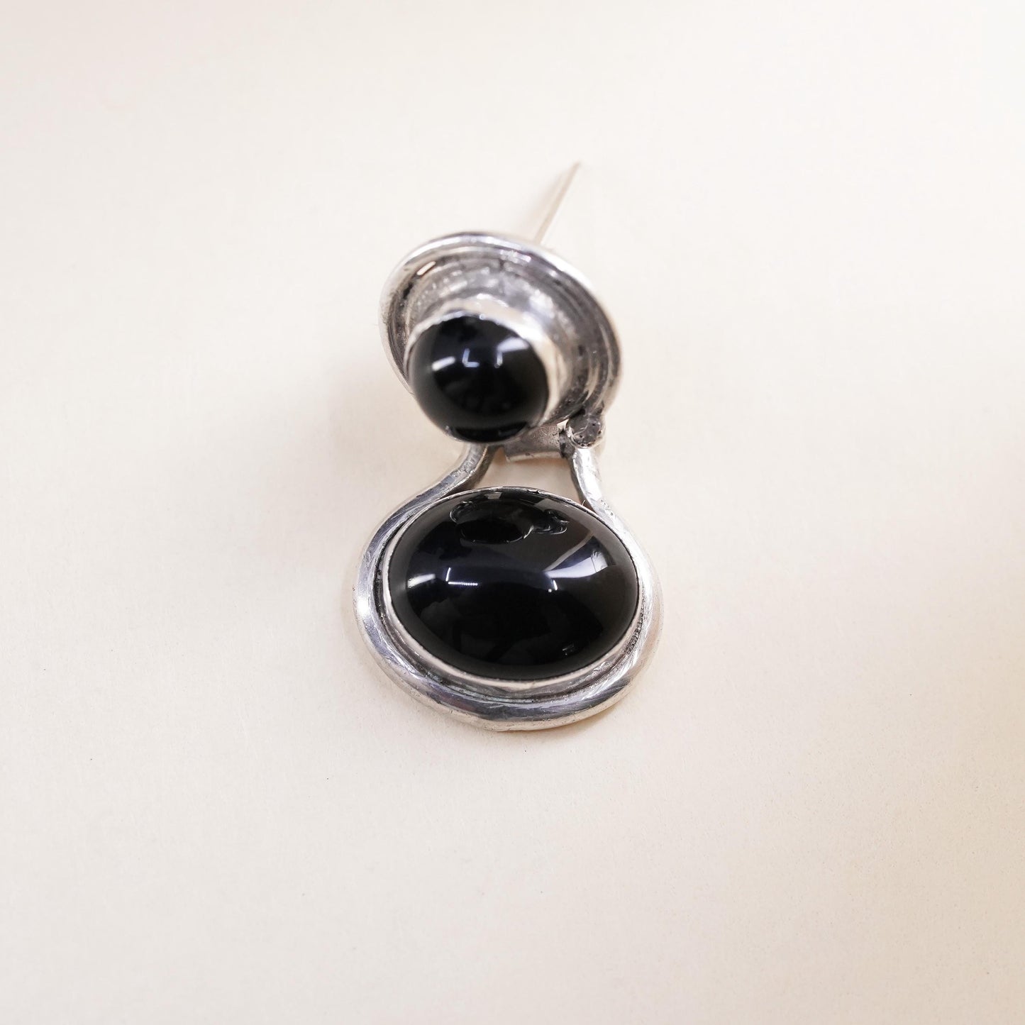 Vinyage southwestern single earring. Sterling 925 silver stud with oval onyx