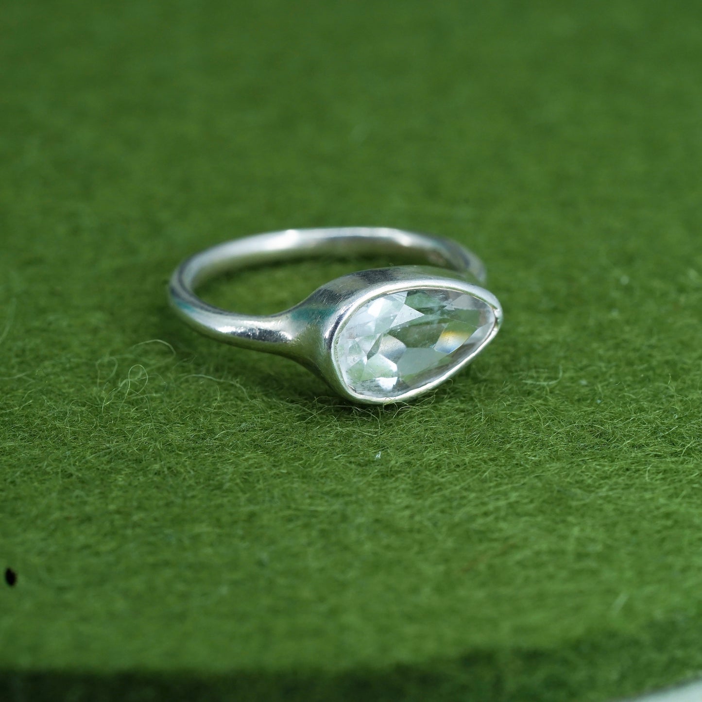 Size 5, Vintage Sterling 925 silver fashionable ring with teardrop crystal