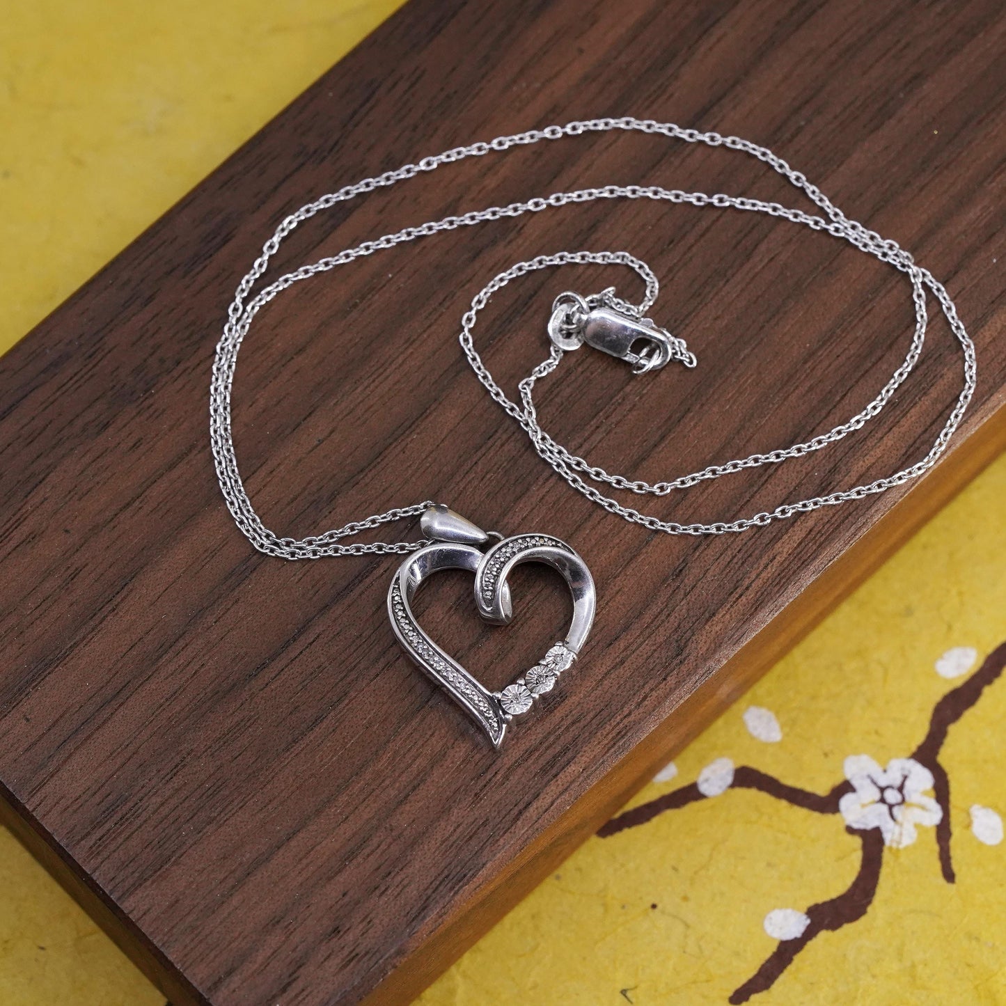 18”, Vintage sterling silver circle necklace 925 genuine diamonds heart pendant