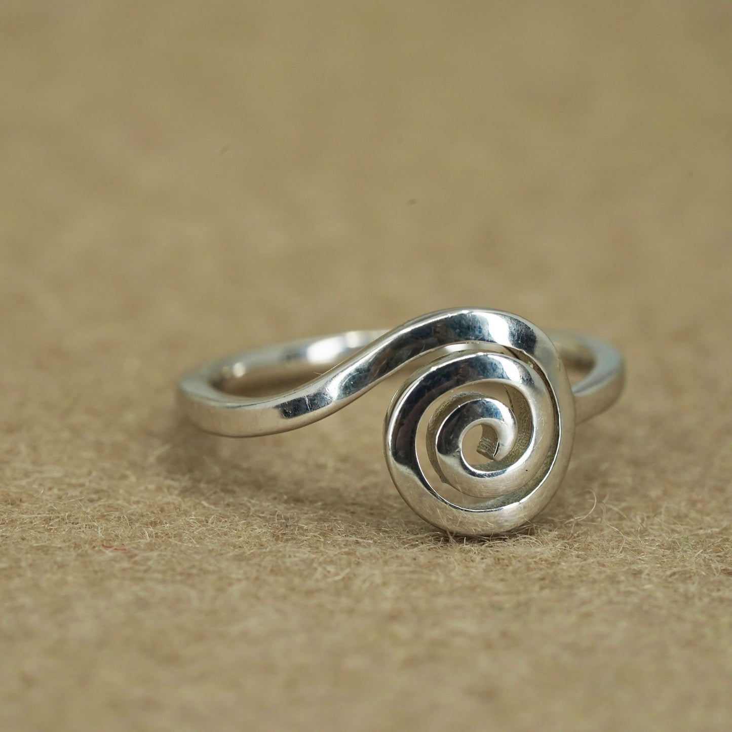 Size 7, vintage Mexican Sterling 925 silver handmade ring, modern sprial band