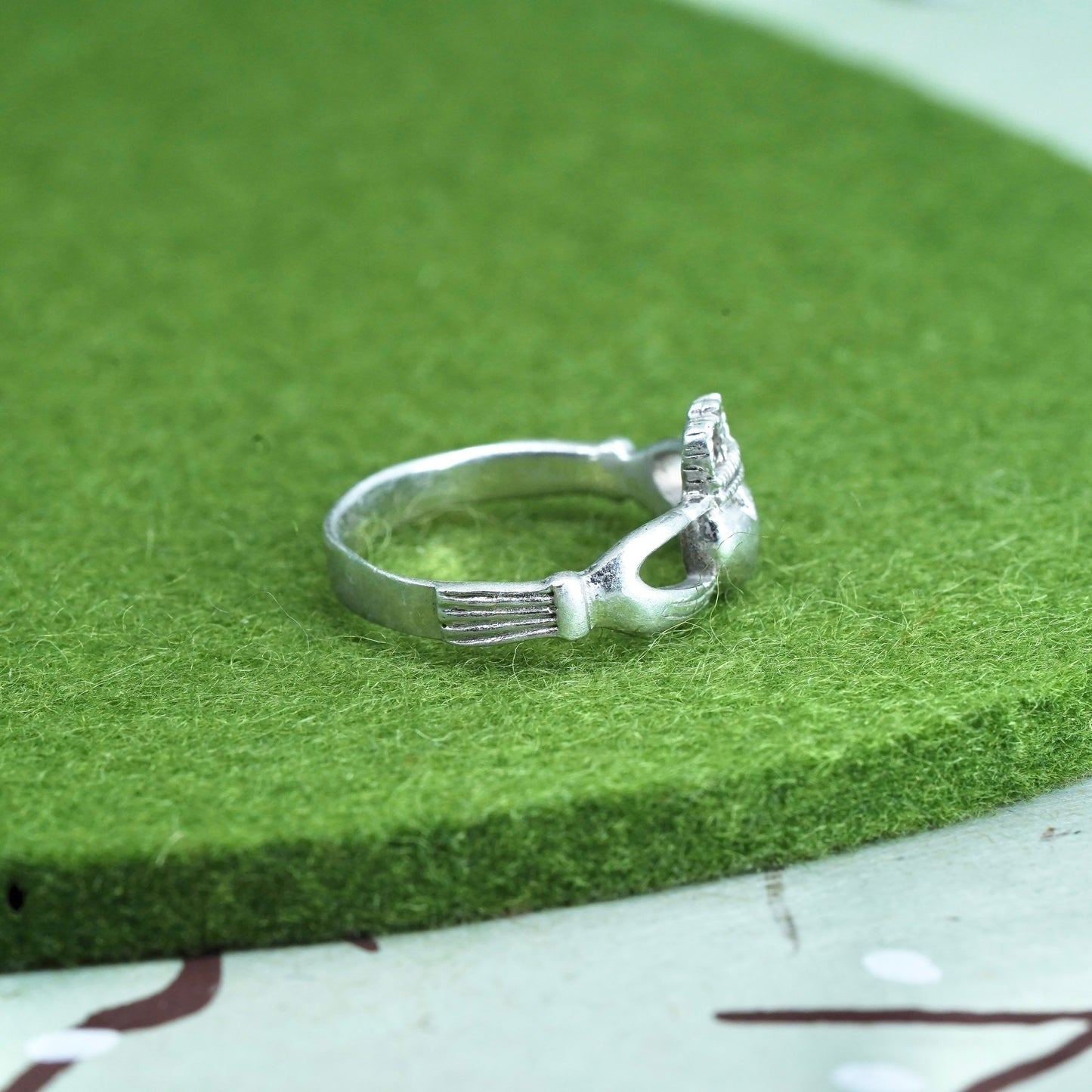 Size 6, Vintage Irish sterling silver claddagh ring, holding heart 925 band