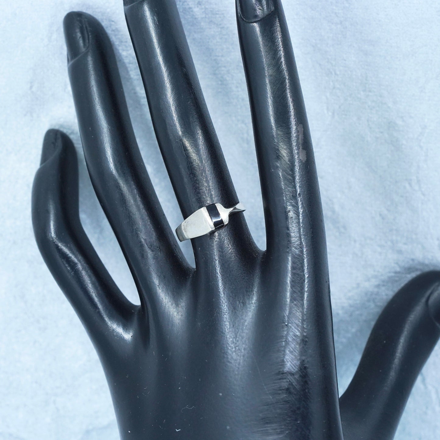 Size 7, vtg Mexican Sterling 925 silver handmade stackable ring with onyx inlay