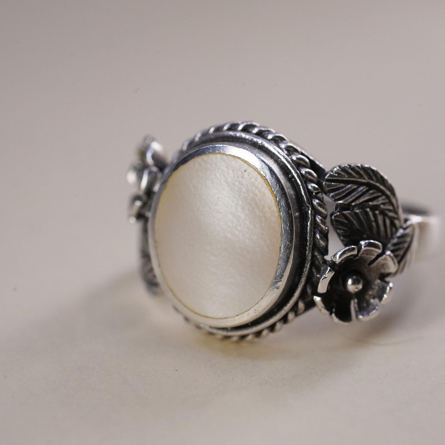 Size 7, southwestern sterling silver ring, 925 flower leaves mother of pearl