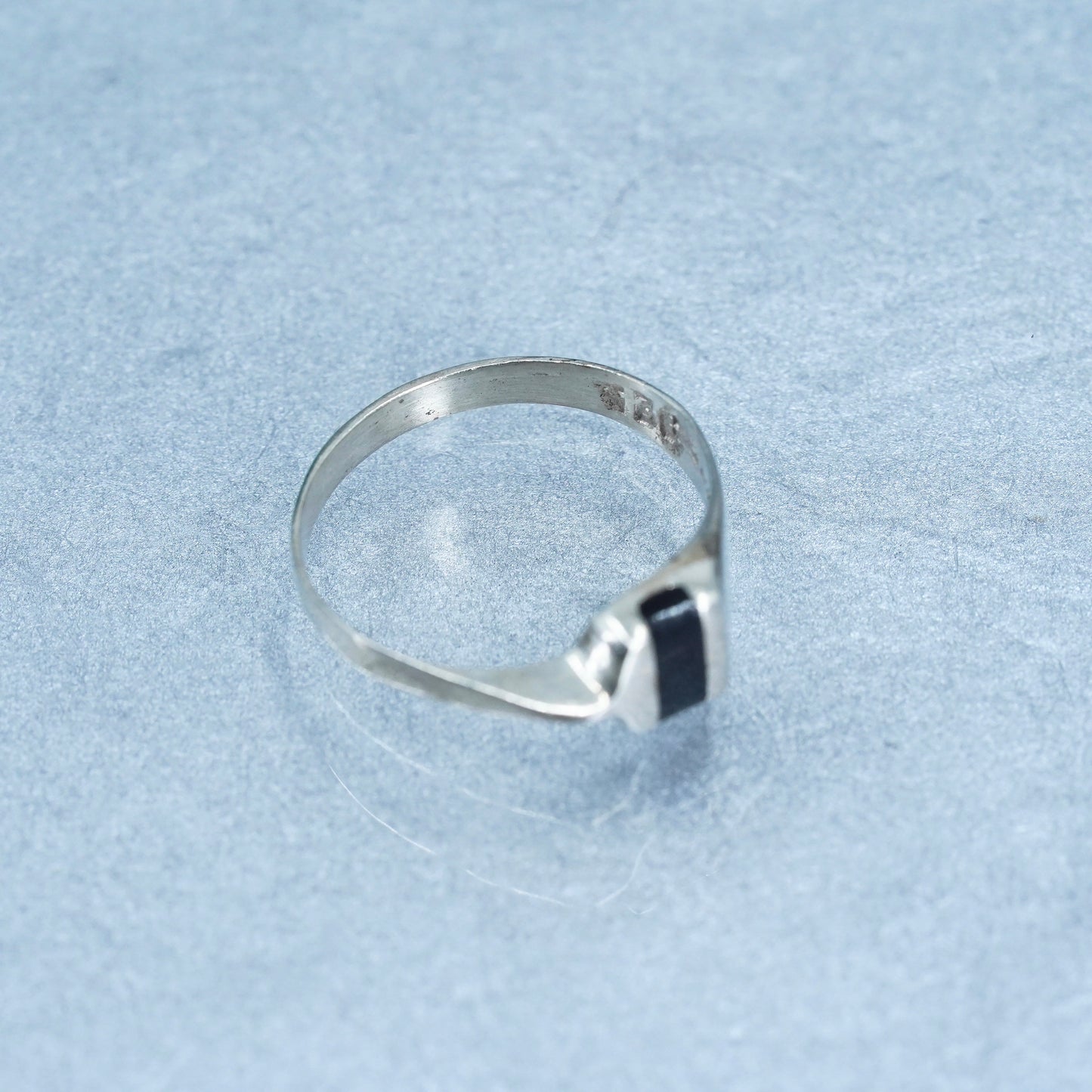Size 7, vtg Mexican Sterling 925 silver handmade stackable ring with onyx inlay