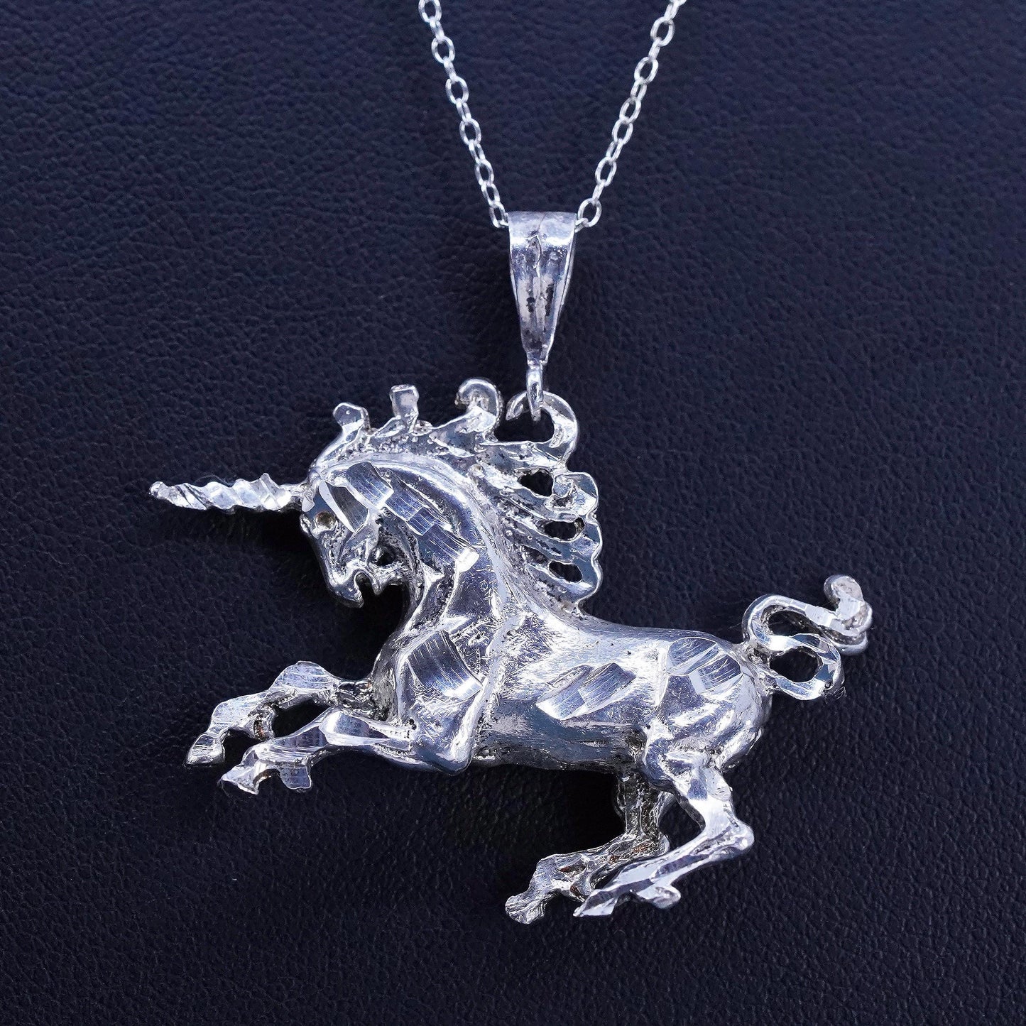 7.7g, RARE 18K white gold detailed unicorn pendant sterling silver Necklace