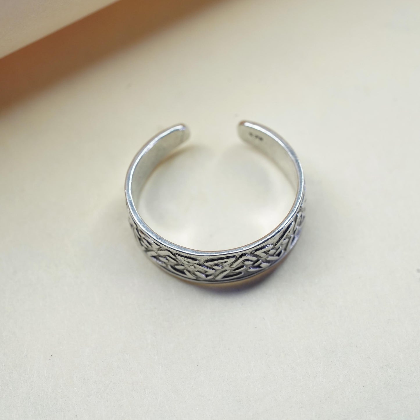 Size 4, vintage sterling silver handmade ring, 925 Celtic knot relief open band