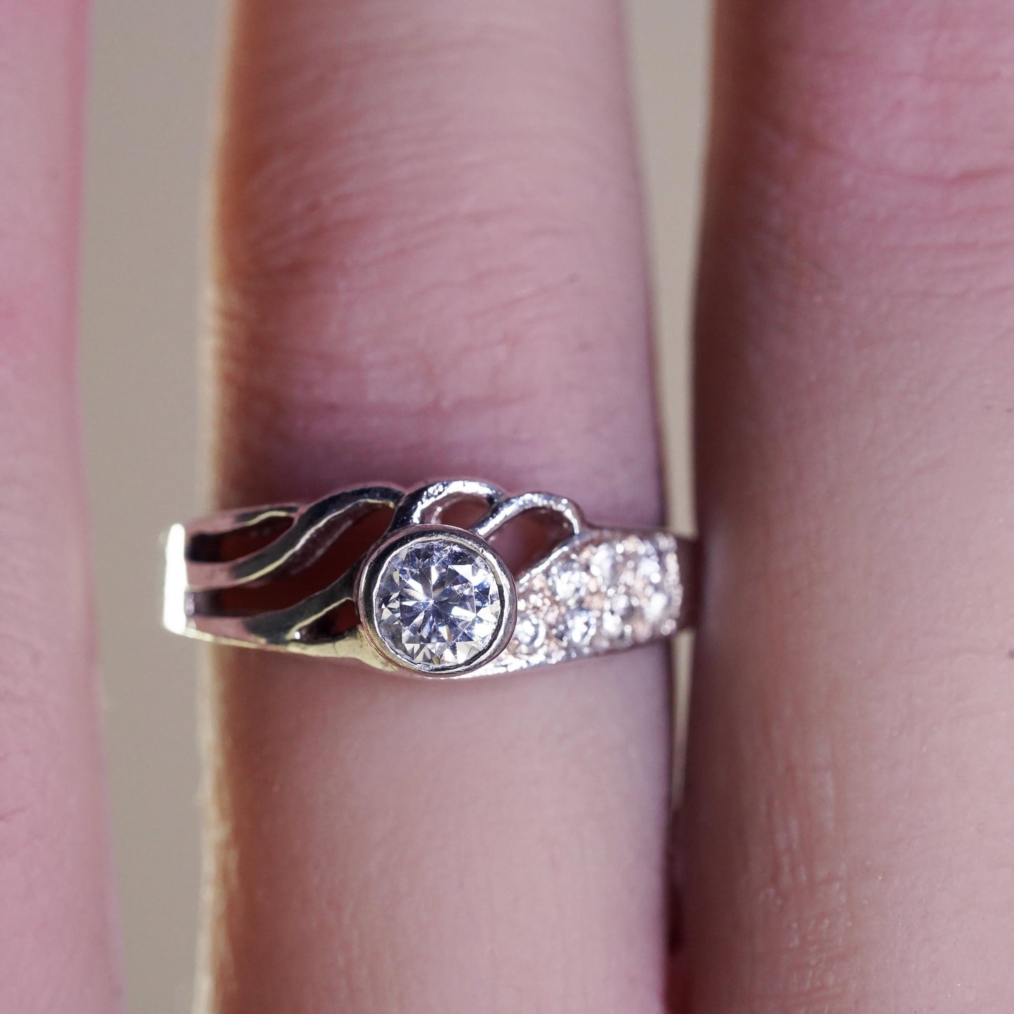 Size 7, Sterling 925 silver ring with round cut CZ and cluster cz