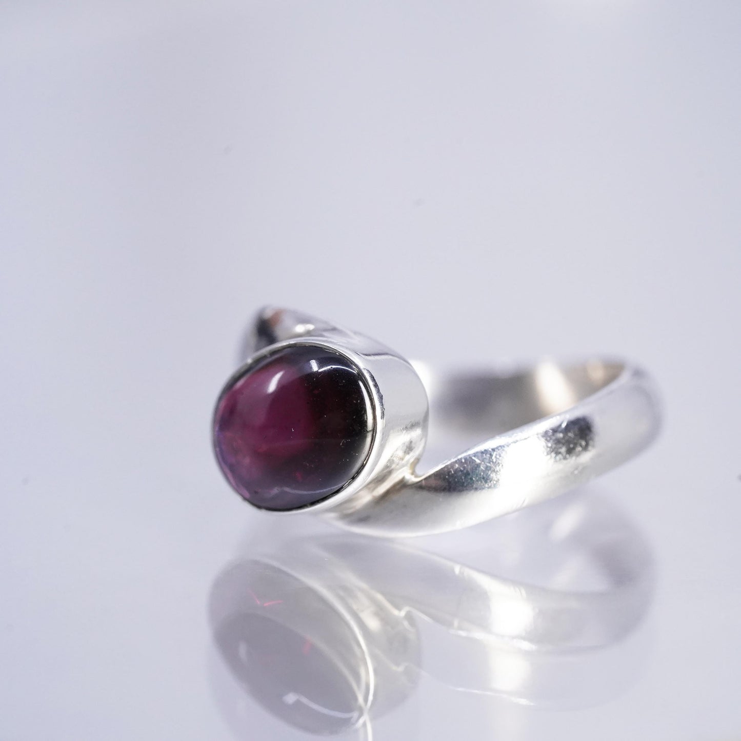 Size 5, vintage Sterling 925 silver handmade band ring with garnet