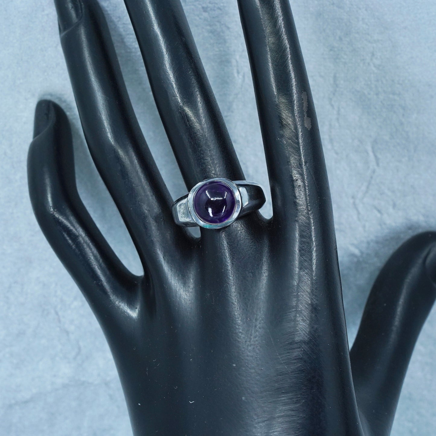 Size 8, vintage Sterling 925 silver handmade band ring with amethyst