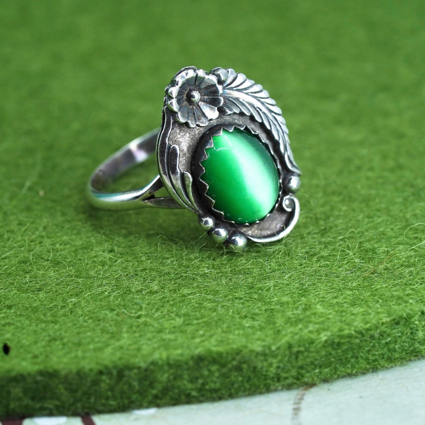 Size 7.5, sterling silver Native American 925 silver ring oval green tiger eye