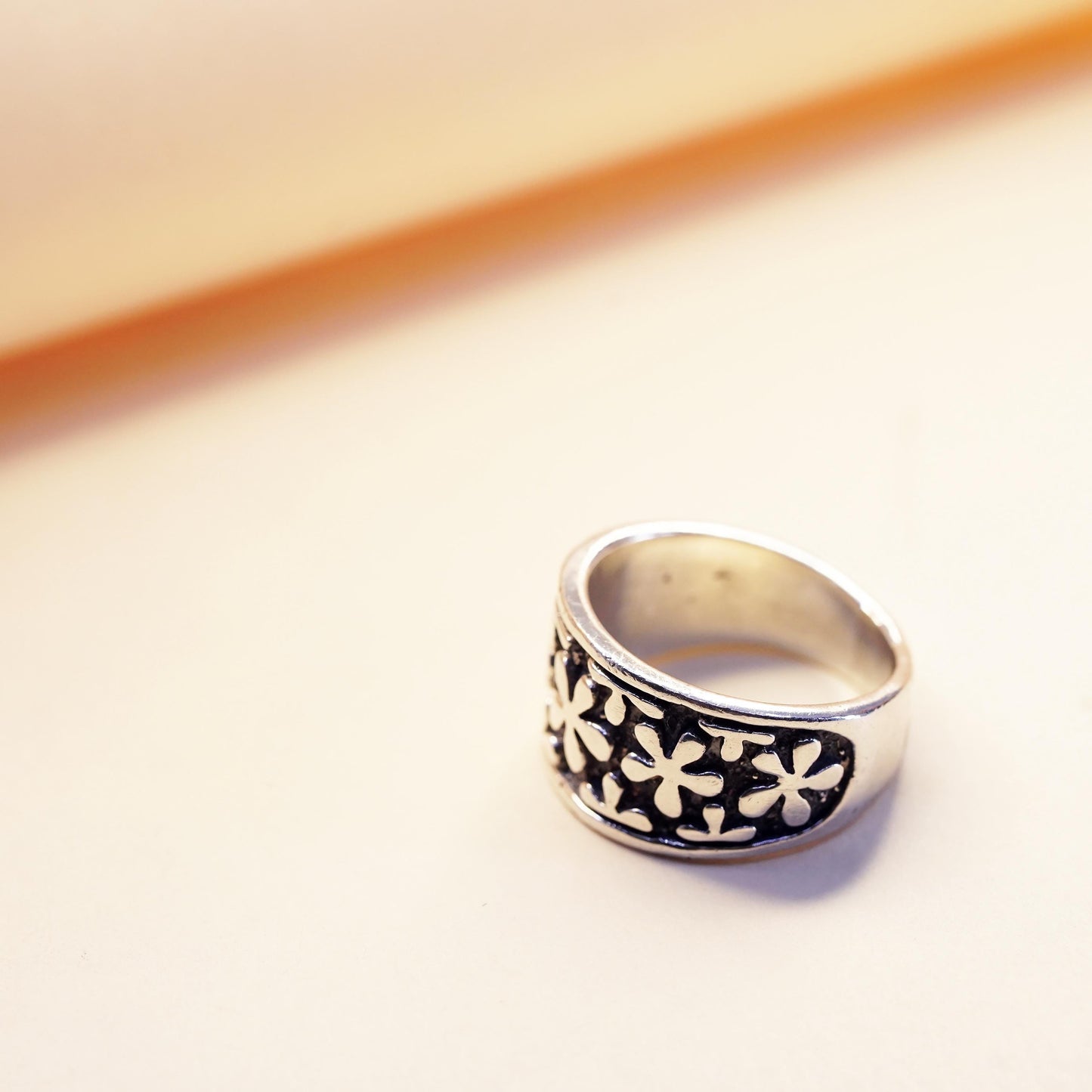 Size 9.25, vintage Sterling 925 silver handmade relief daisy flower ring band