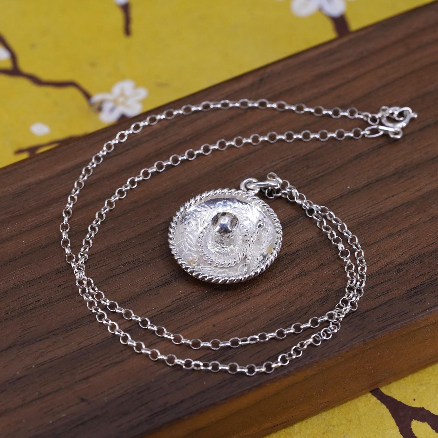 Mexican Sterling silver circle necklace with Mexico 925 sombreros hat pendant